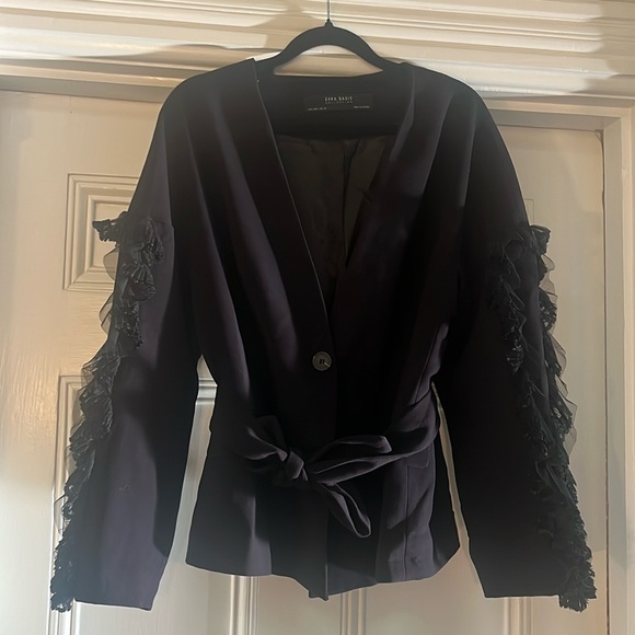 Defined-waist belted Zara Blazer with lace accents on sleeves - Picture 5 of 6
